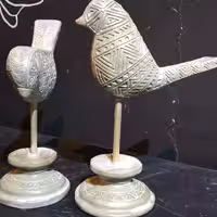 مجسمه تو پر مرغ آمین دکوری پایه دار سنگان با رنگ سفارشی (دو عددی)