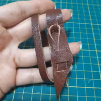 دستبند چرم طبیعی بز  قهوه ای دستساز 2دوری وتنظیم باشما الهام گرفته ازاینترنت بادرج مهرسازنده دونه دوخت