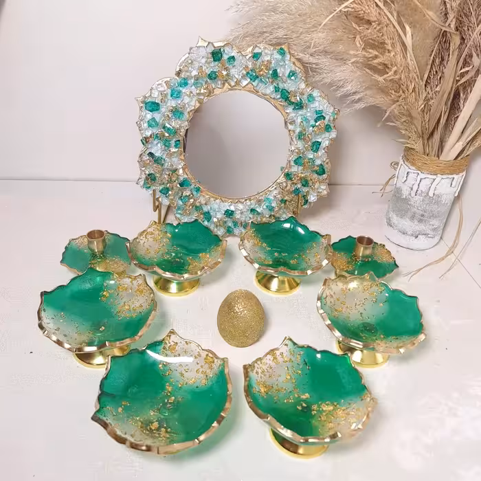 هفت سین رزینی سبز زمردی و ورق طلا 9 تکه همراه با آینه و شمعدان