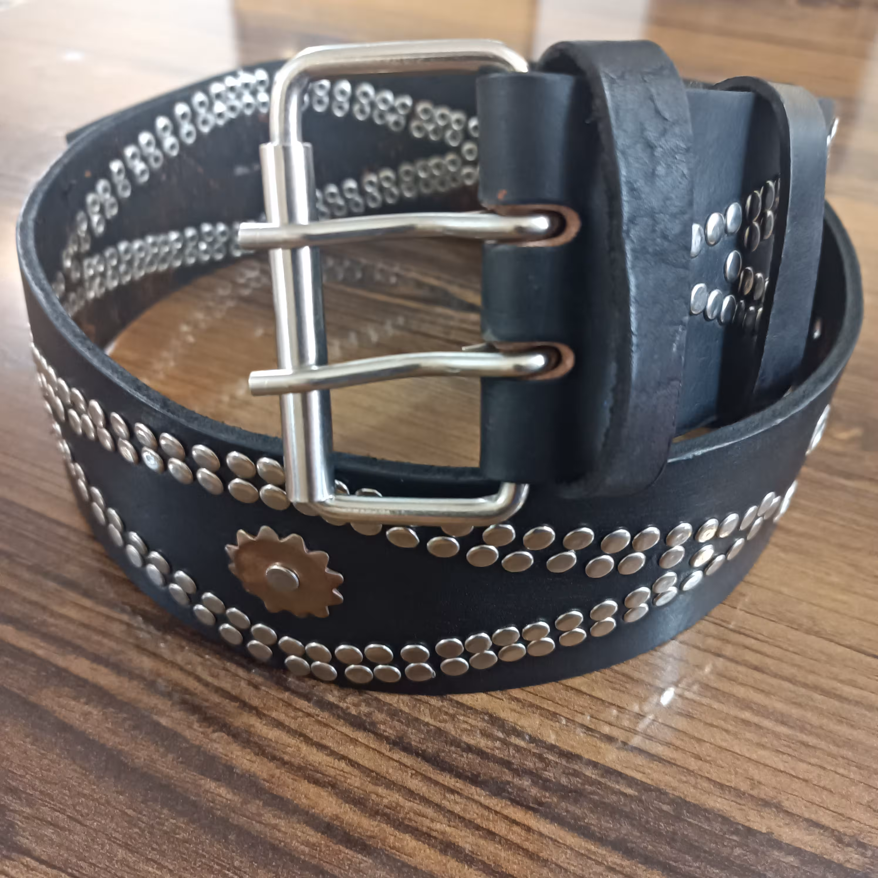 کمربند چرم میخکوب رنگ مشکی دوزبانه