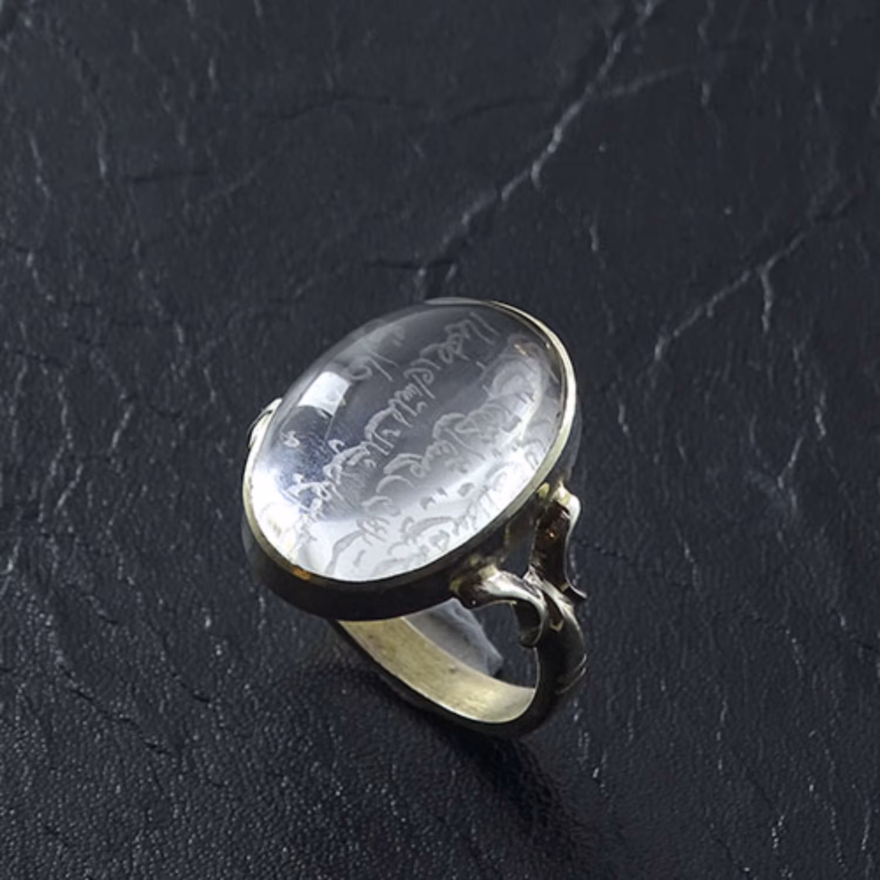 انگشتر نقره سنگ در (کریستال کوارتز) حکاکی حرزامام جواد پشت نگین 