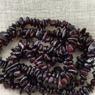 ریسه سنگ گارنت شکسته (طول ریسه 40 سانتیمتر است)