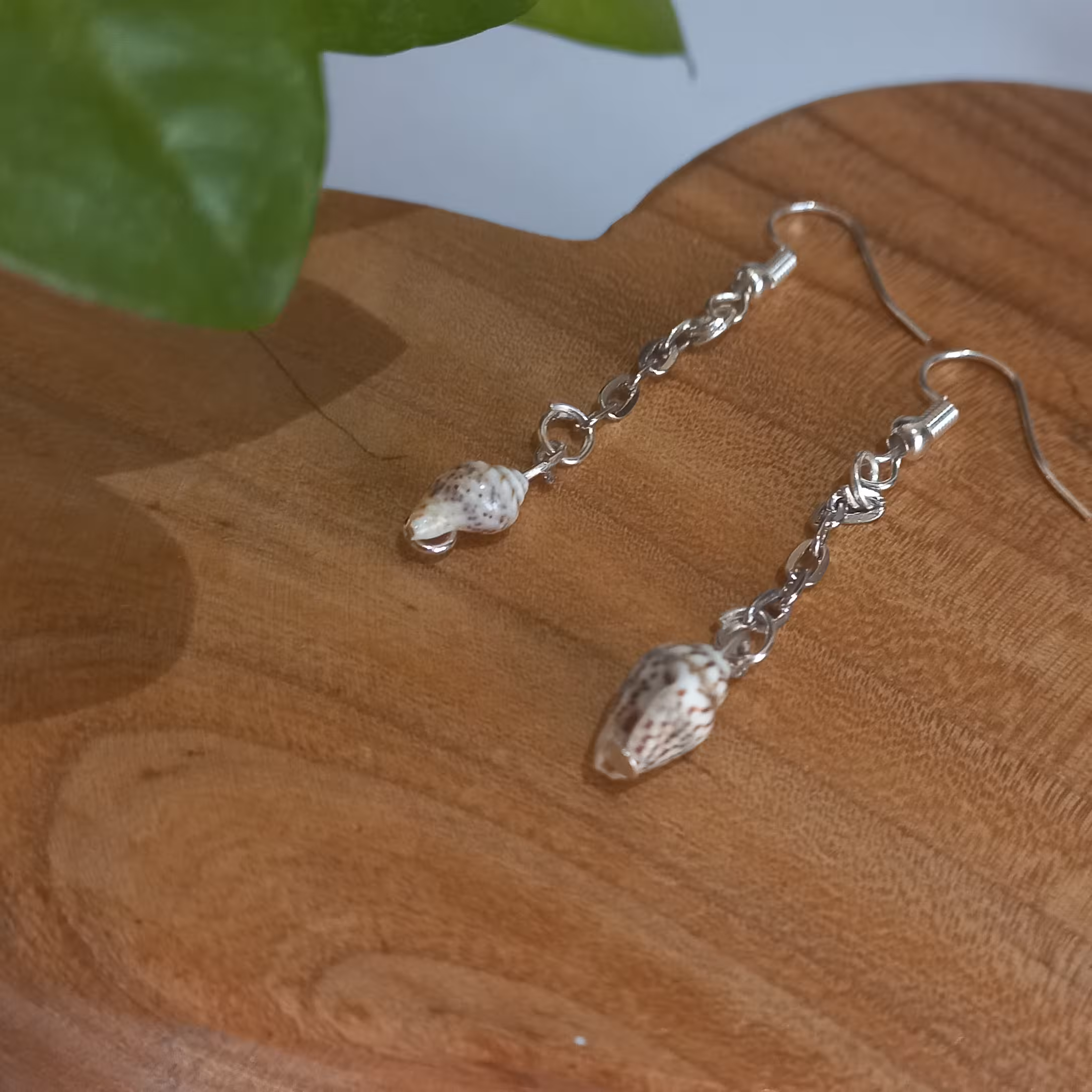 گوشواره طرح صدف کوچک رنگ طوسی