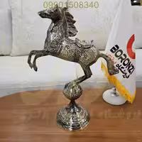 مجسمه برنز قلمزني اسب روي گوي 40