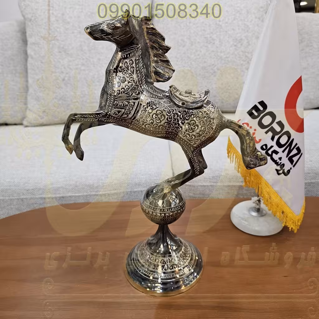 مجسمه برنز قلمزني اسب روي گوي 40