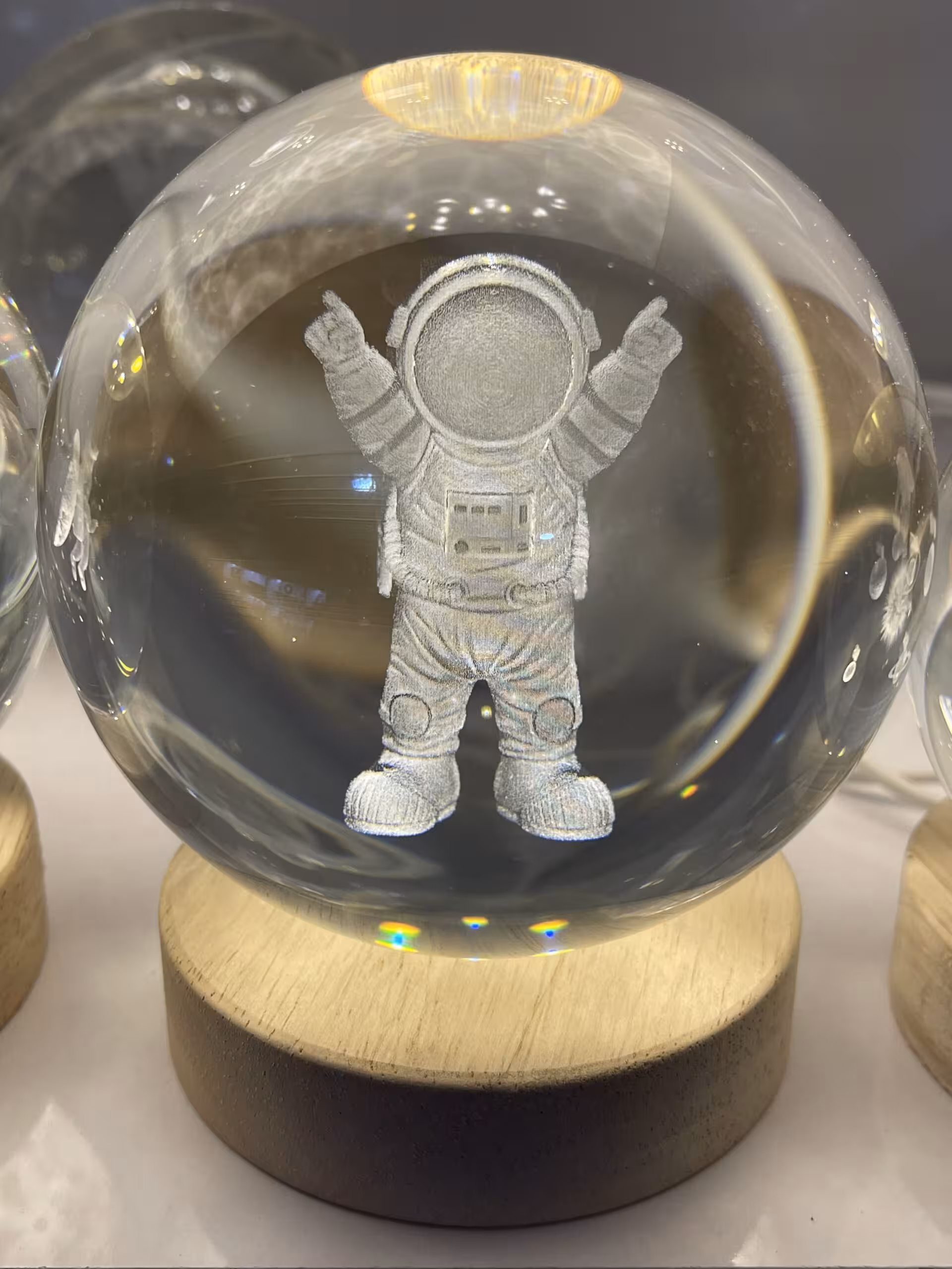 گوی شیشه ای چراغدار 10سانت (فضانورد)