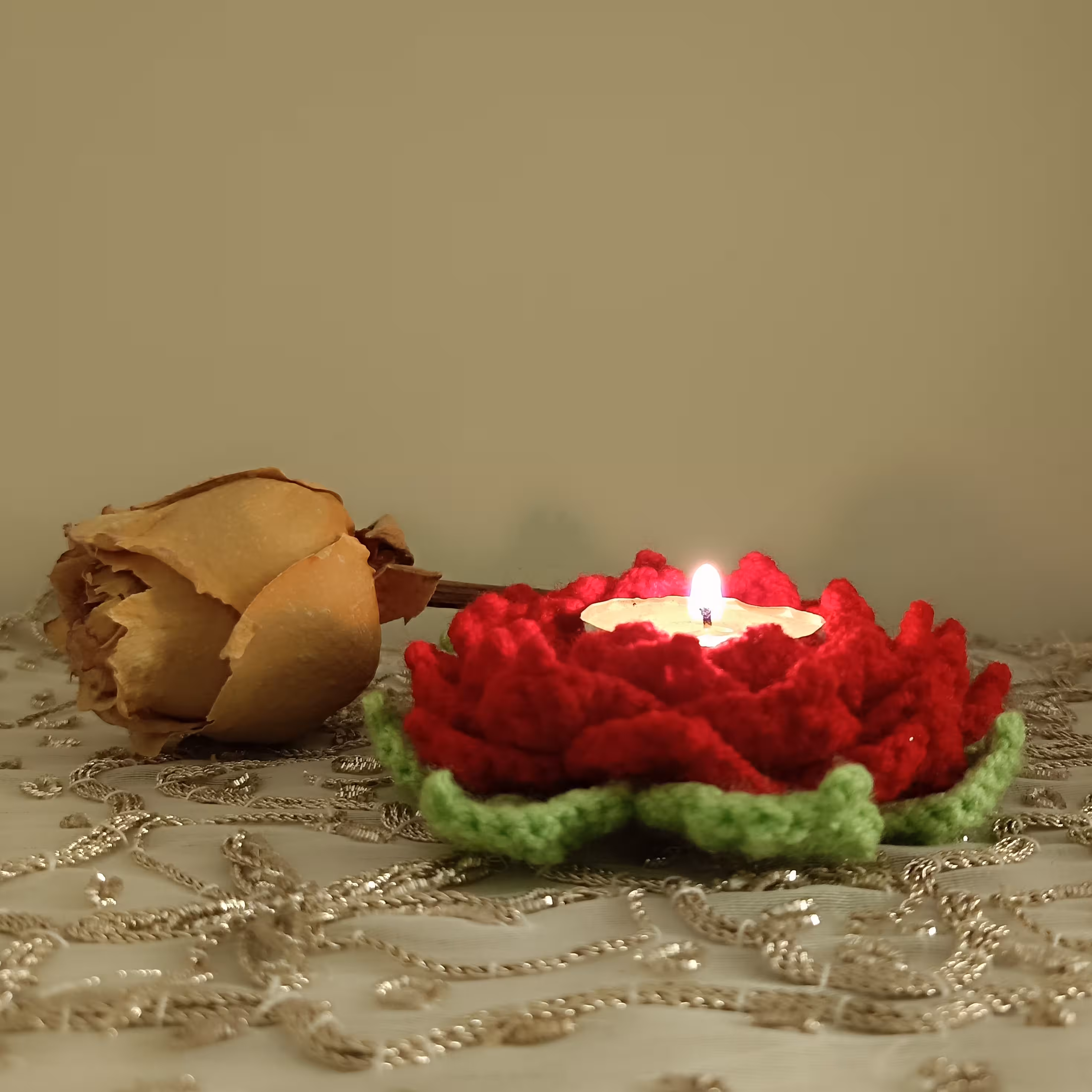 شمعدان بافتنی در رنگ بندی های مختلف