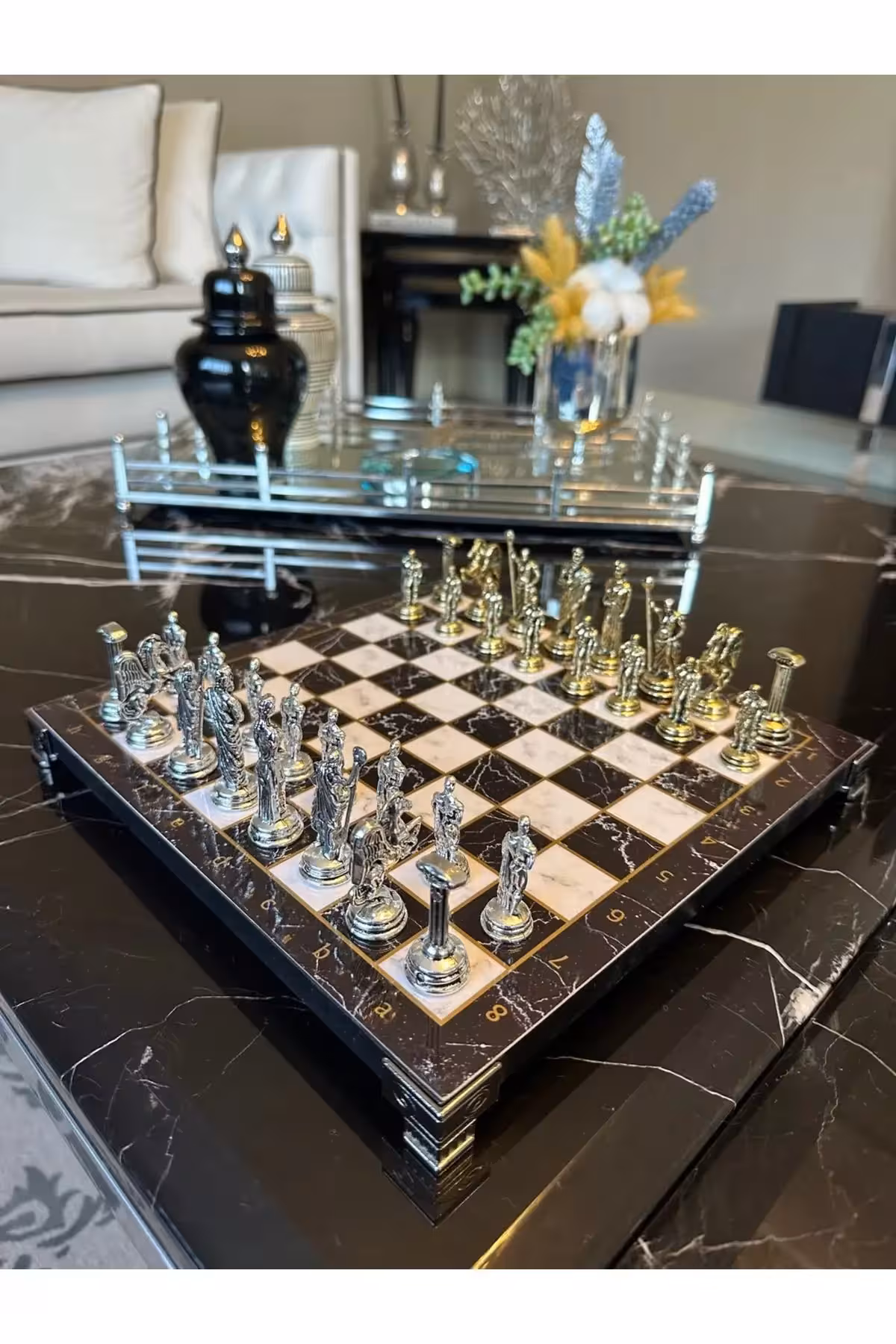 ست شطرنج با صفحه و پایه سنگی نقش‌دار رومی. - 7766