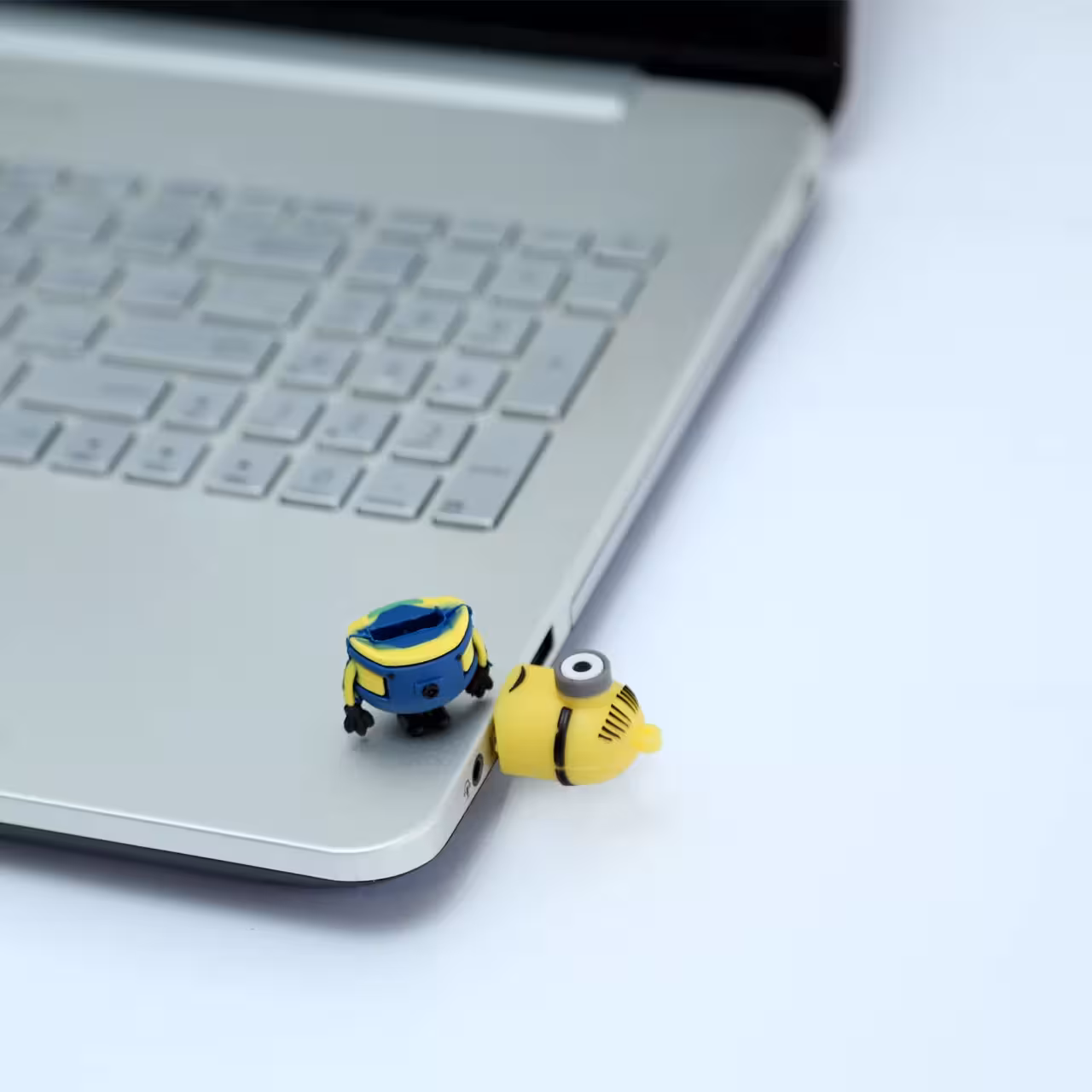 فلش مموری دایا دیتا طرح مینیون استوارت مدل PC1001 ظرفیت 32 گیگابایت