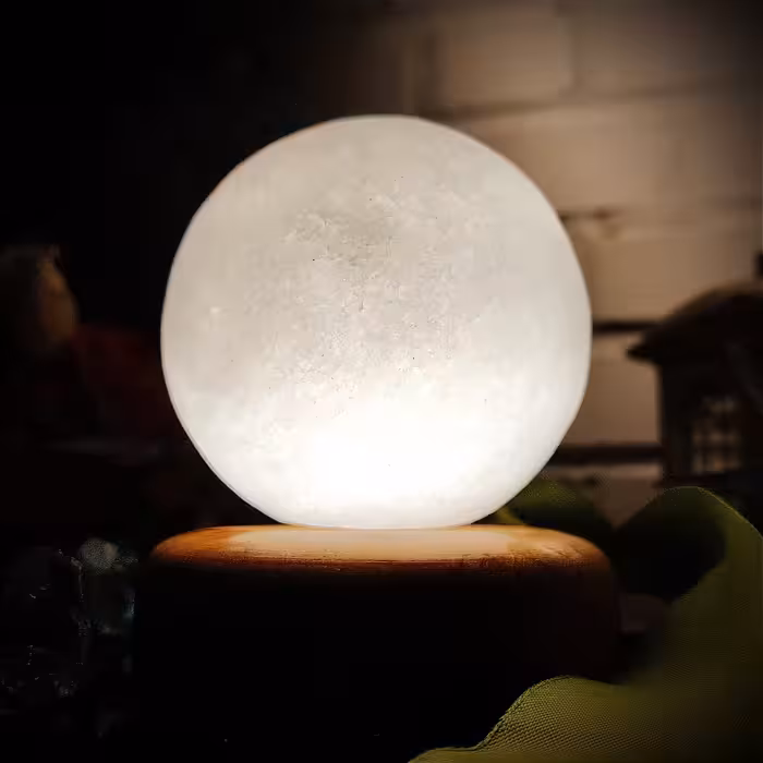 آباژور سنگ نمک مدل گـوی مـیـنیـاتـوری طـرح پـایـه چـوبـی کد 426