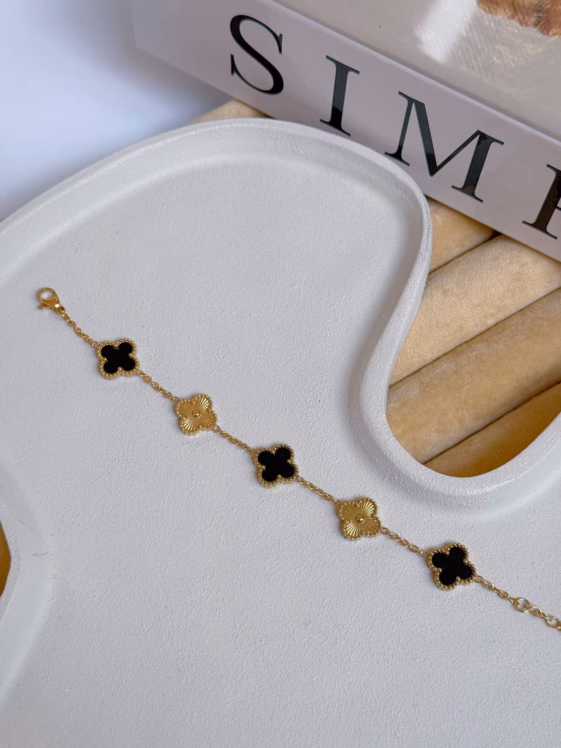 دستبند مشکی طلایی برند ونکلیف1359 دستبند زنانه/برندونکلیف/جنس استیل/ضدحساسیت/رنگ ثابت/حموم ازاد/فری سایز و‌مناسب هرسایزمچی/زنجیرقابل تنظیم دارد