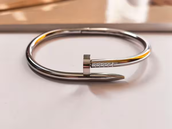 دستبند بنگل میخی کارتیر استیل نقره ای