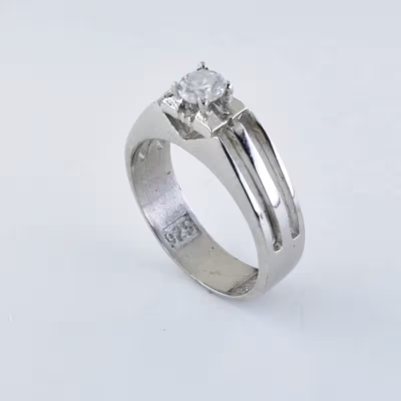 انگشتر مردانه نقره با نگین موزانایت روشن جذاب آقابزرگ کد 203