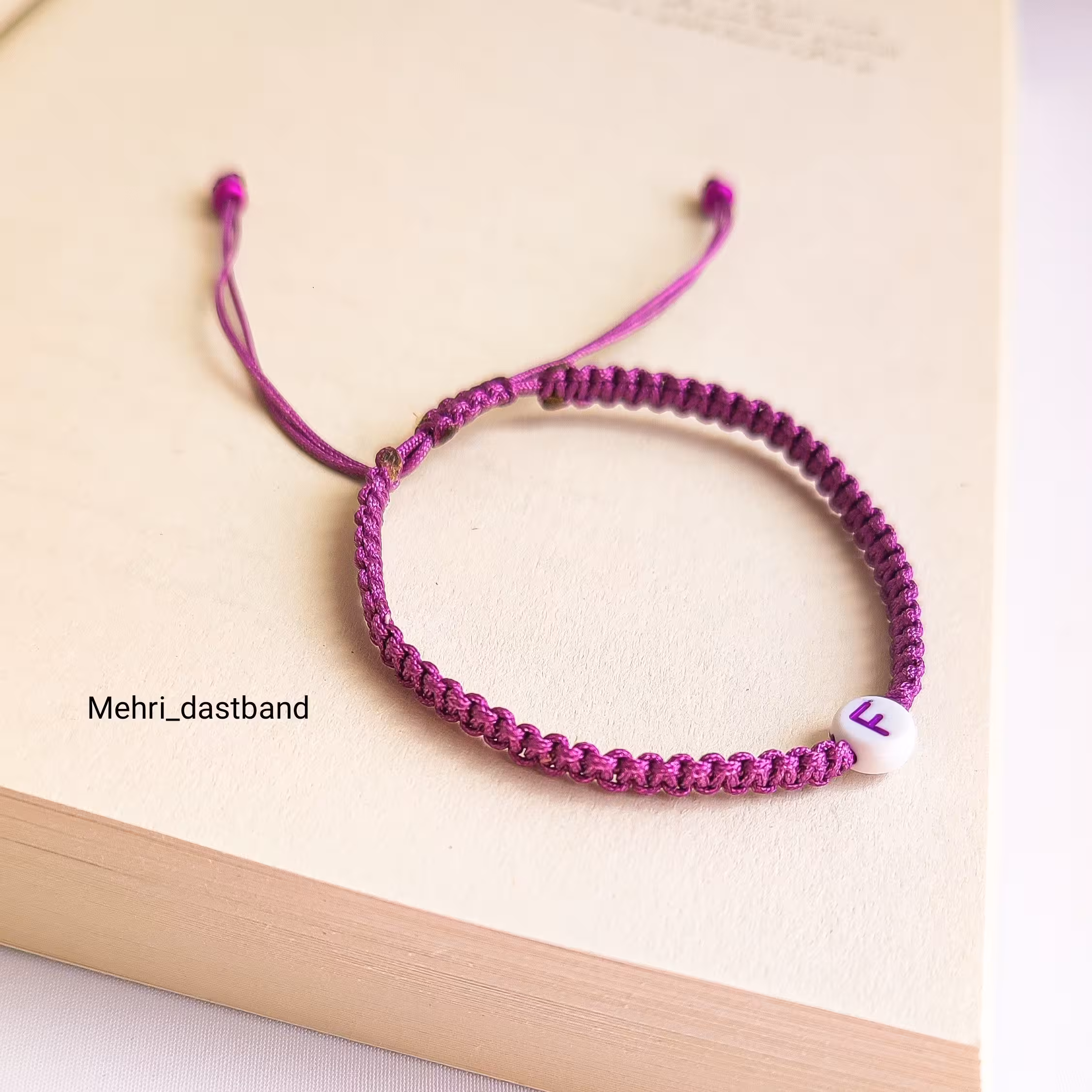 دستبند بافت حرف انگلیسی - رنگ بند و حروف دلخواه