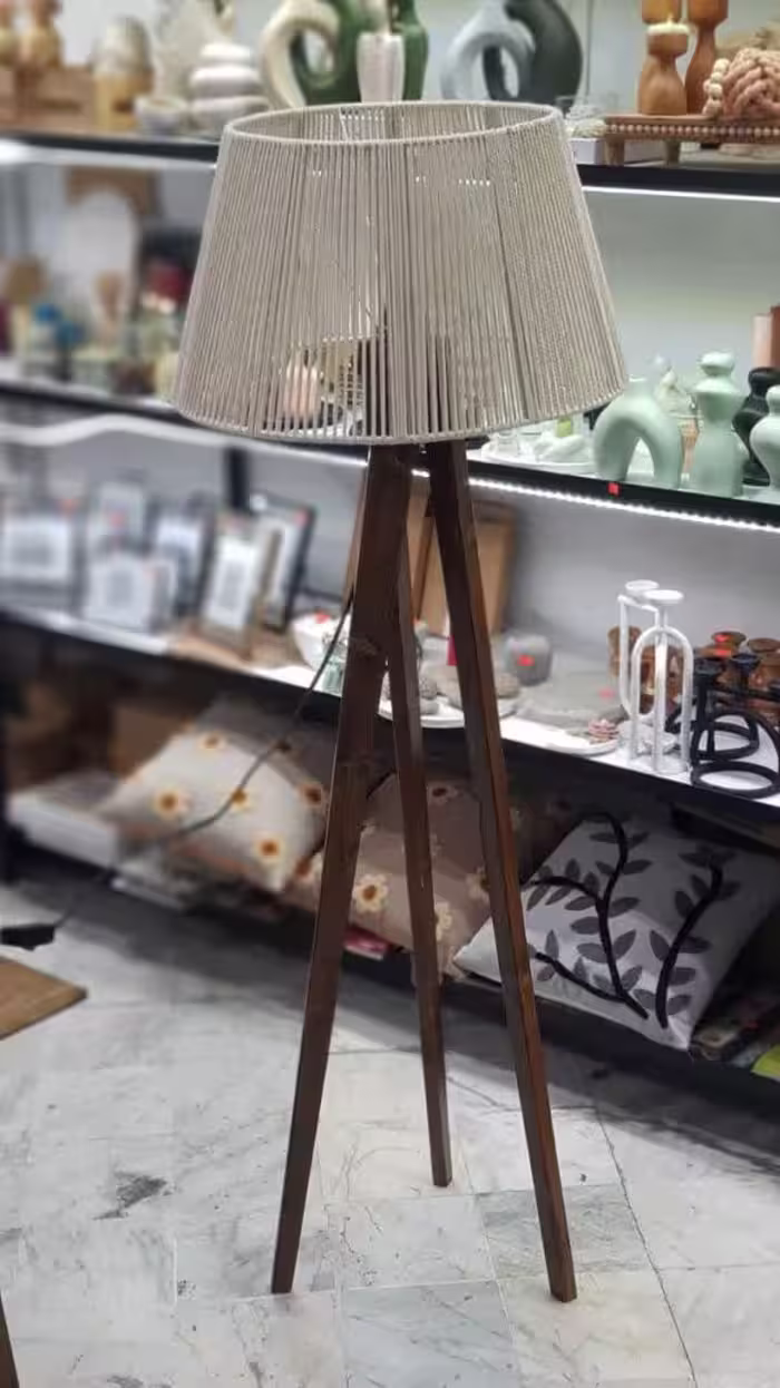 آباژور کنار سالنی سه پایه چوبی