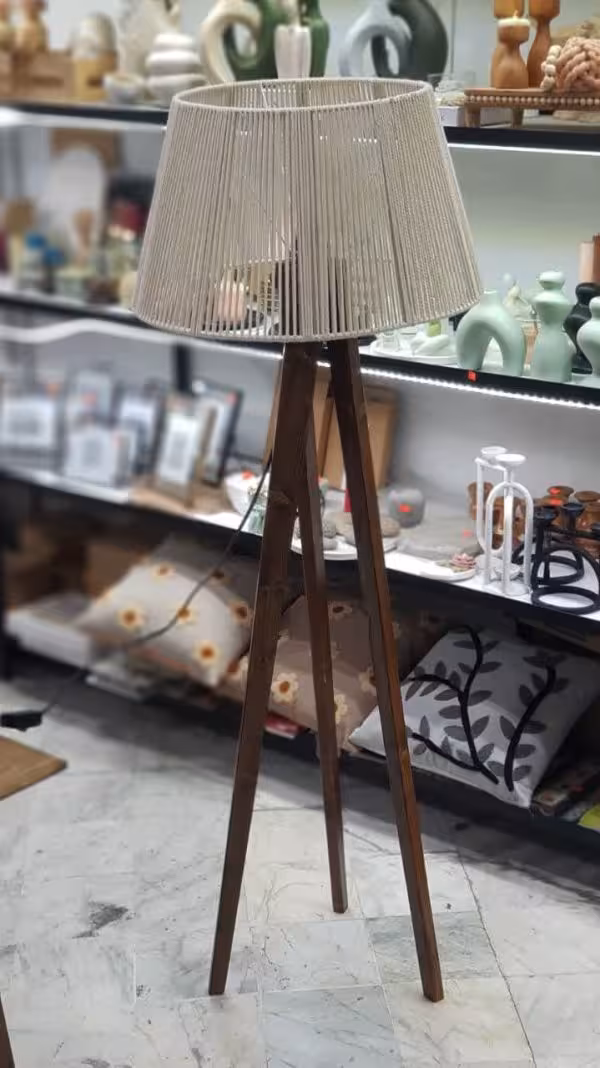 آباژور کنار سالنی سه پایه چوبی