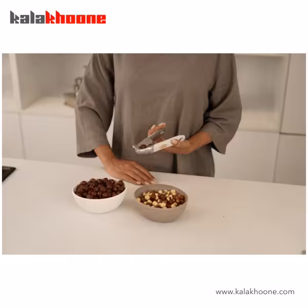 فندق و گردو شکن باریکو