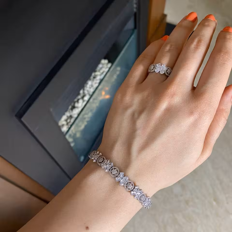 انگشتر و دستبند جواهری خاص