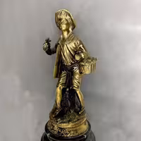 خرید مجسمه پسر برنز | انواع مجسمه برنزی دکوراتیو