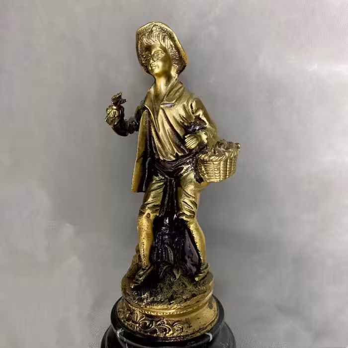 خرید مجسمه پسر برنز | انواع مجسمه برنزی دکوراتیو