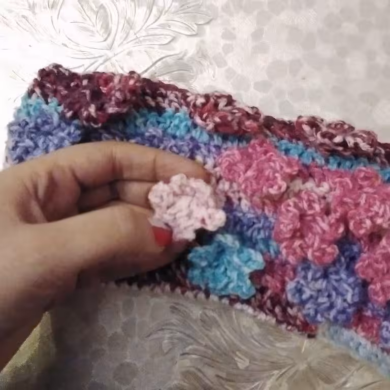 جامدادی زیبای قلاببافی با گلهای زیبای برجسته و رنگین کمانی و چند 