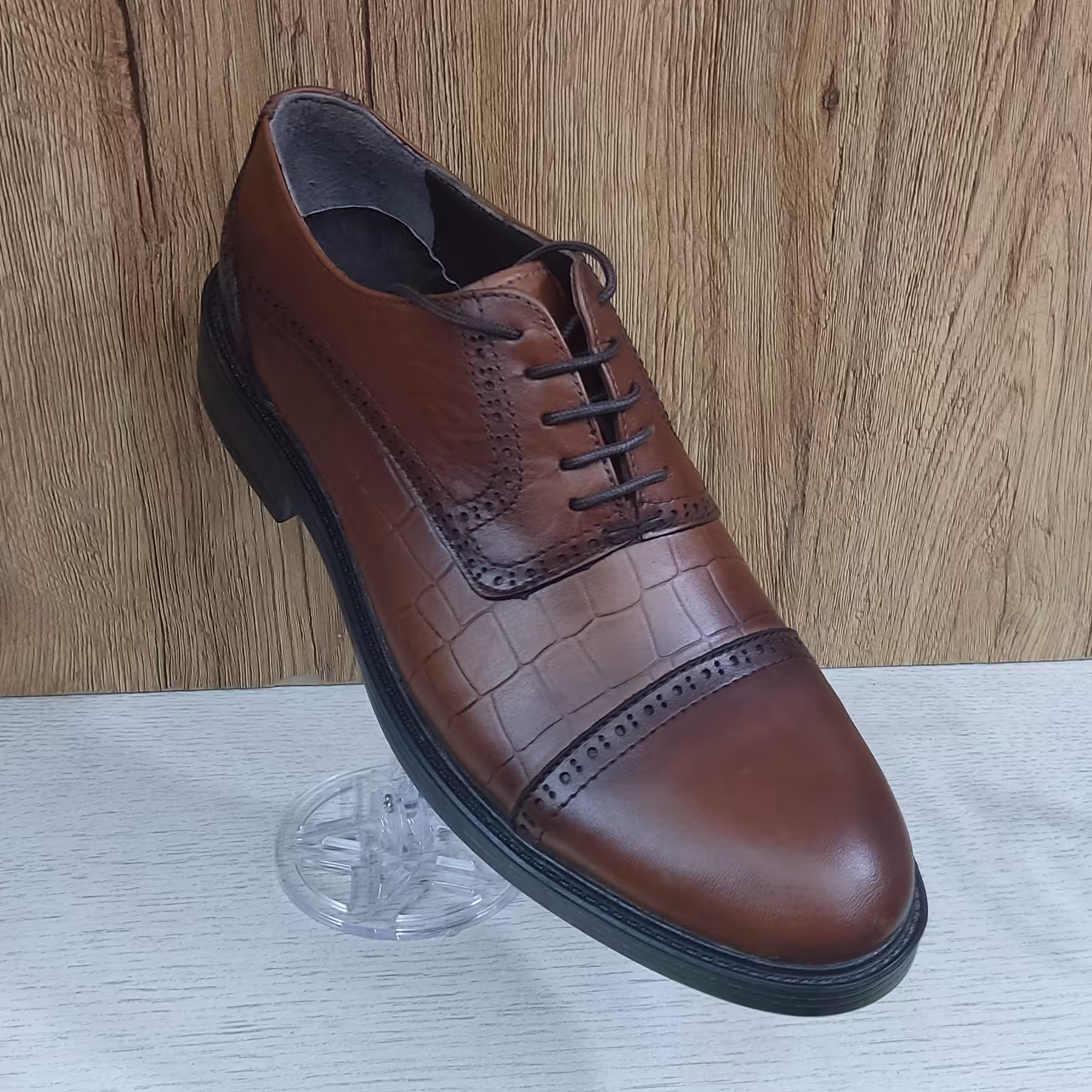 کفش تمام چرم مدل برت بندی هشترک
راحت و بادوام 
مناسب برای استفاده روزمره و مجلسی
رنگ موجود عسلی