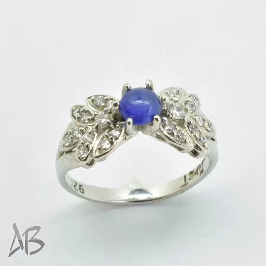 انگشتر نقره زنانه رکاب زیبا و نگین یاقوت کبود کابوشن آقابزرگ کد 677