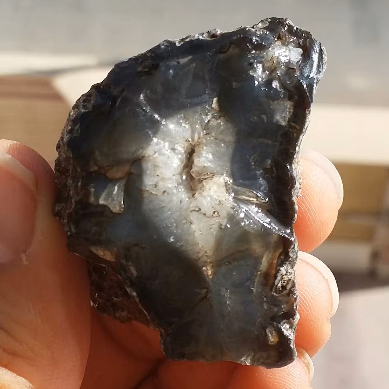 سنگ راف عقیق مشکی دودی ژئود دار شاهکار خلقت 100 در 100 طبیعی
بی نظییییر
تصویر از دو طرف نمونه
کد 10558