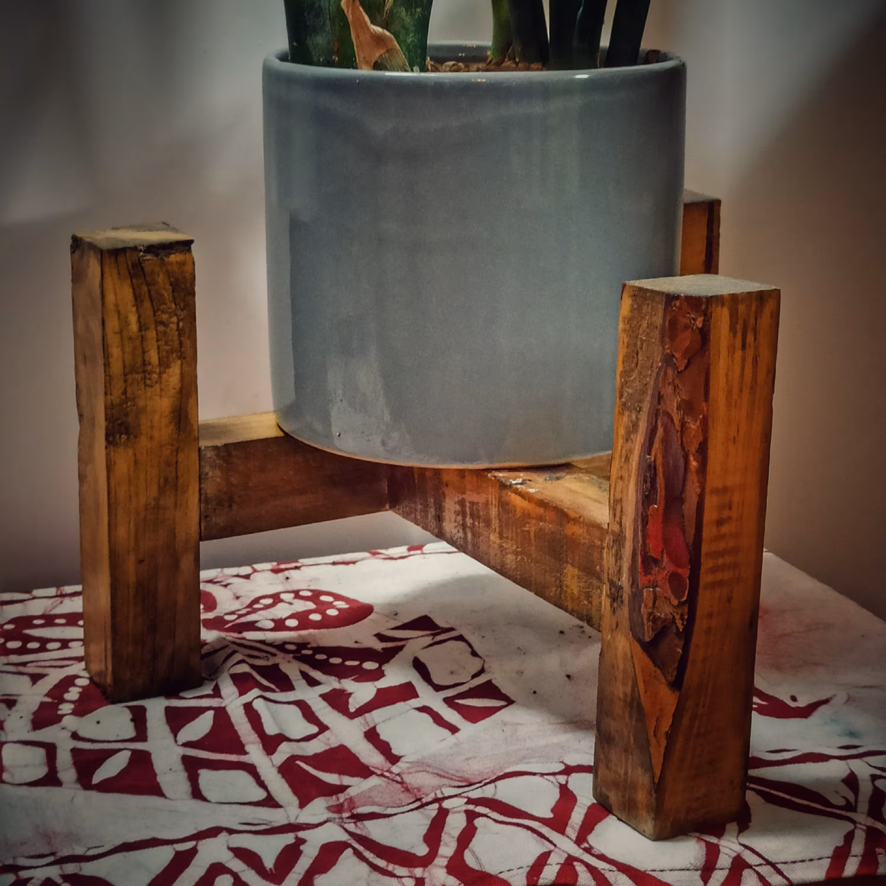 سه پایه گلدون چوبی