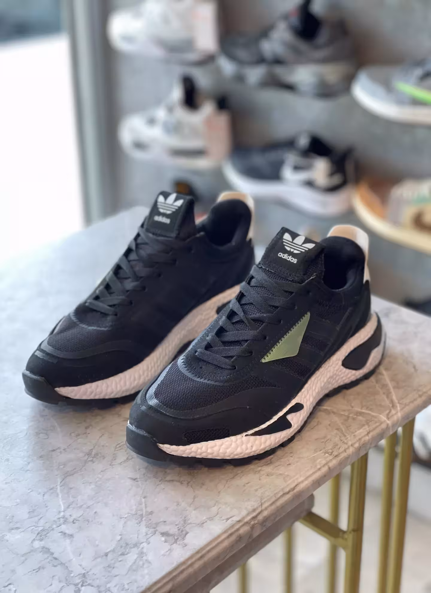 کتونی ادیداس سایز 43 رنگ مشکی سفید کد A102