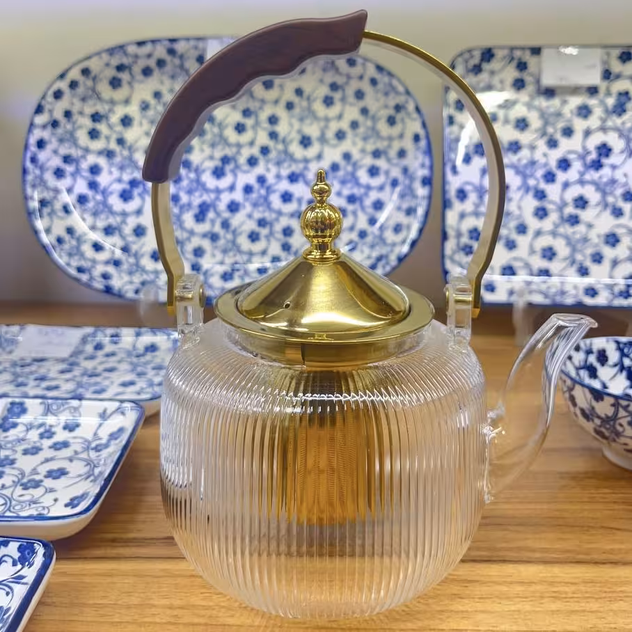 قوری پیرکس درب و صافی و دسته استیل طلایی 1000 میل مدل راه‌راه