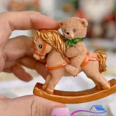 مجسمه تدی اسب سوار پشت تخت، تدی راکر