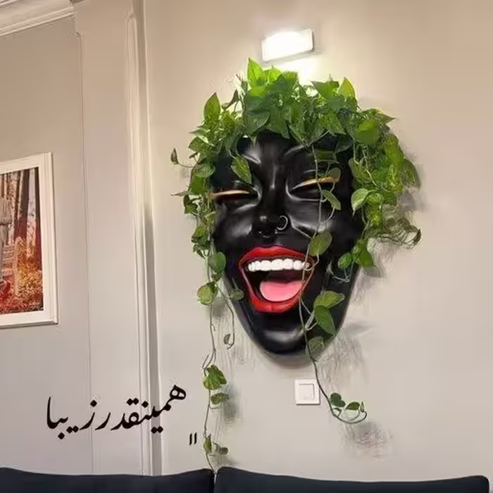 گلدان رخ لبخند دیواری(چهره) با رژ قرمز و زبون صورتی و پرسینگ دماغ