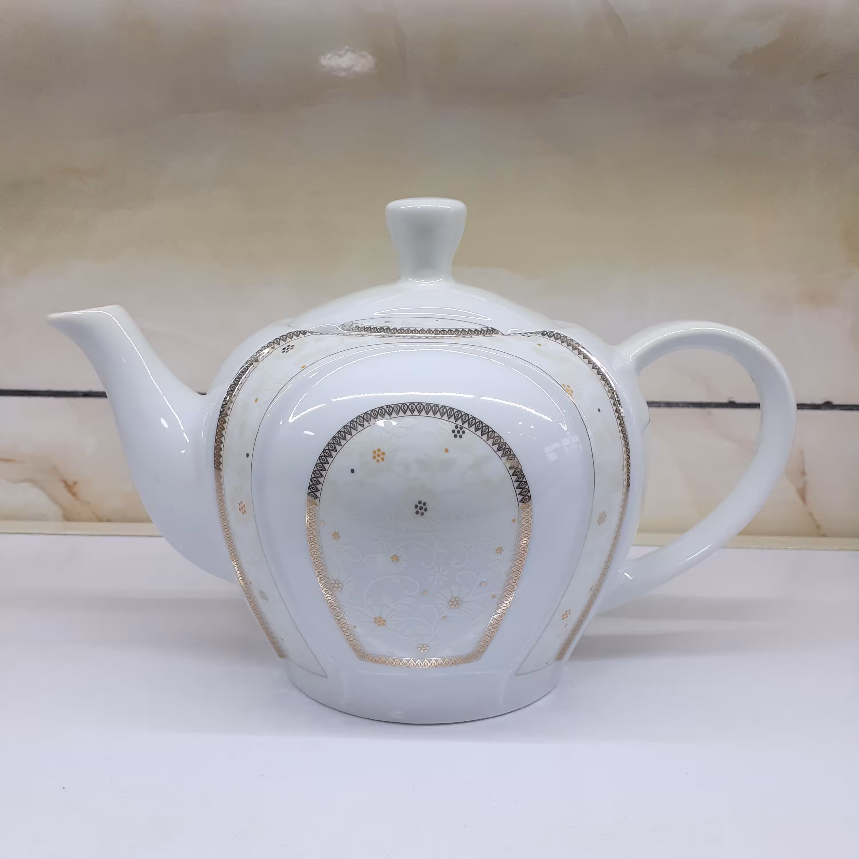 قوری چینی سایز متوسط ( 8 کوپ ) مدل ستاره برند لورین ساخت کارخانه چینی اصفهان 