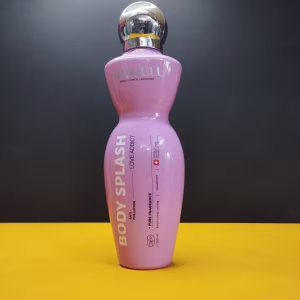 اسپری خوشبو کننده بدن مدل love addict حجم 250میل سی گل بسته بندی جدید یاسی