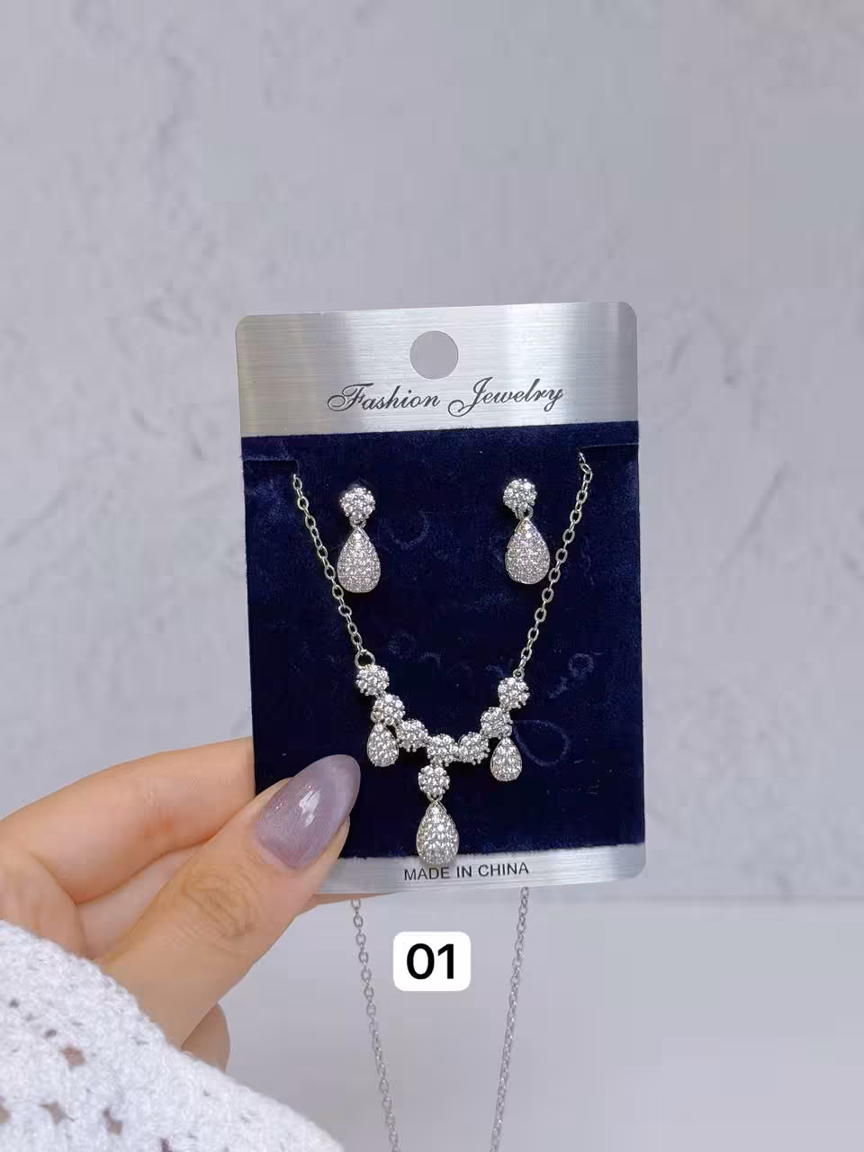 کالکشن نیمست جواهری1098 نیمست مجلسی/گردنبند گوشواره/جنس ابکاری نقره/ضدحساسیت/گردنبنددارای زنجیر باقابلیت تنظیم ارتفاع/نگین مخراج کاری شده/هرگونه بدلیجات از موادشوینده عطر ادکلن استخر عرق اسیدی دور باشند