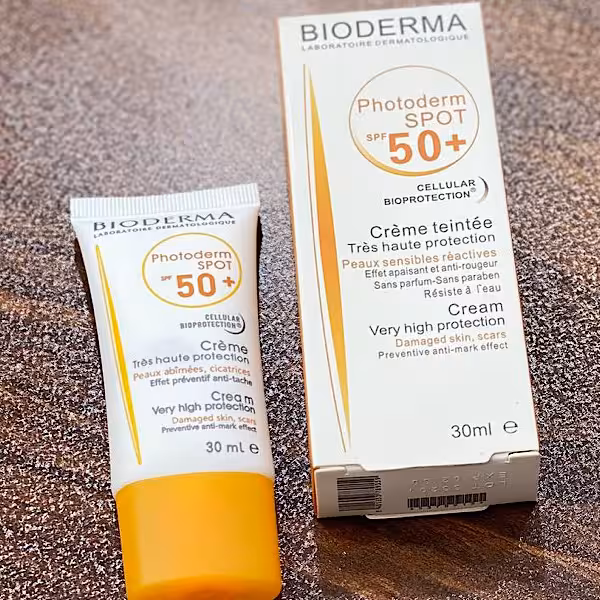 ‎کرم ضد آفتاب مدل فتودرم اسپات  SPF50 حجم 30 میل بدون رنگ