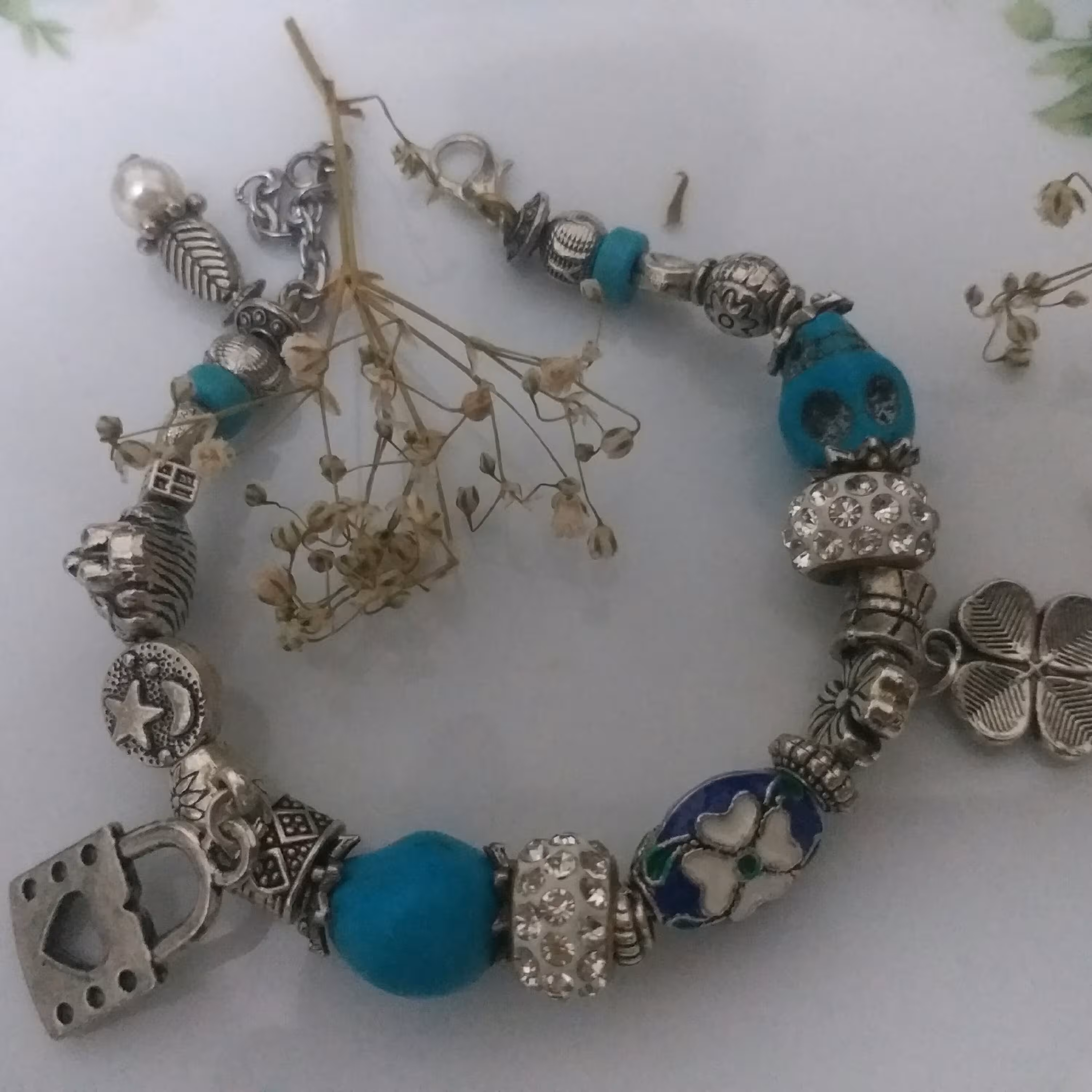 دستبندهمراه باخرجکارابکاری نقره وسنگ فیروزه