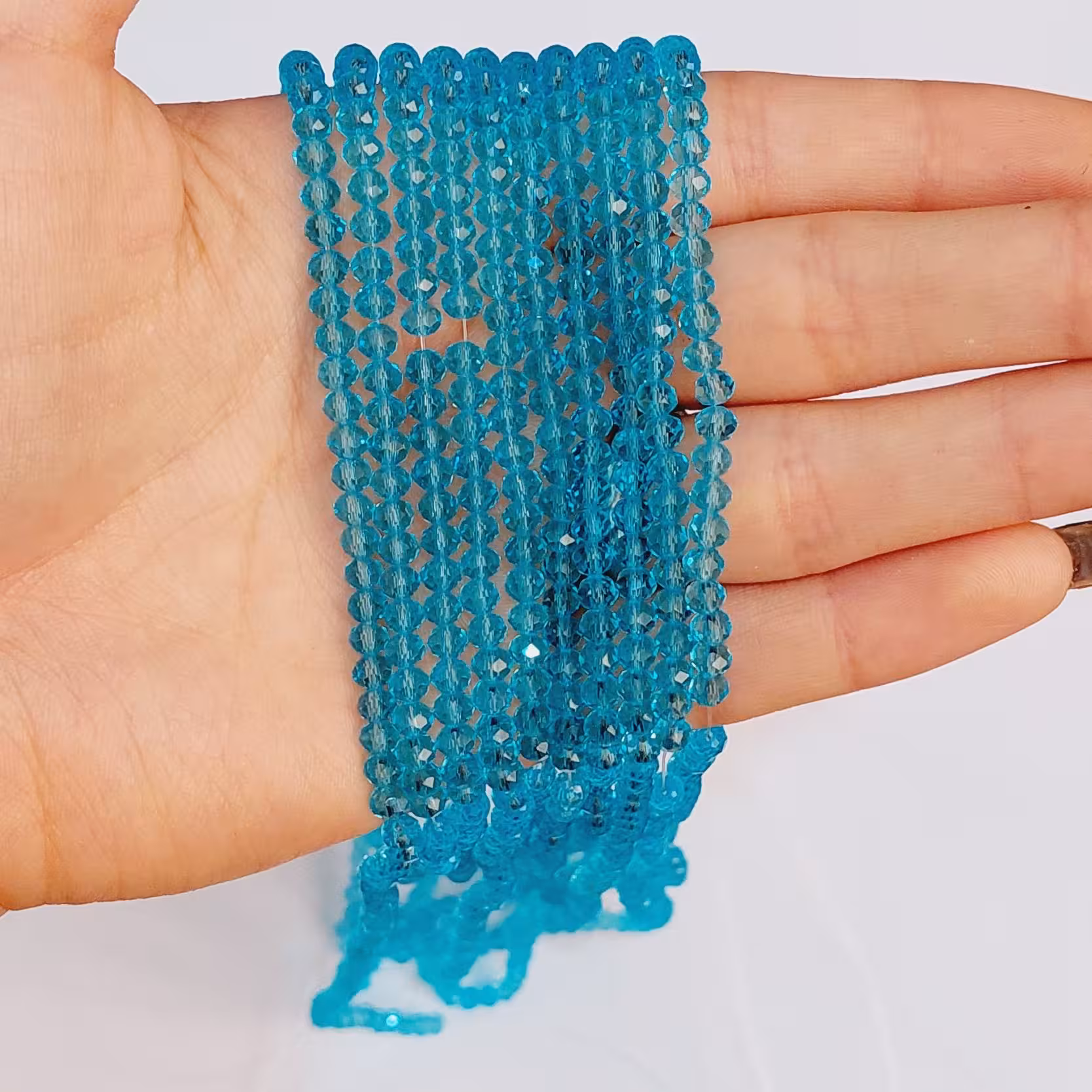 کریستال سایز4آبی کمرنگ شیشه ای(تعداد در هرریسه تقریبی130عدد)