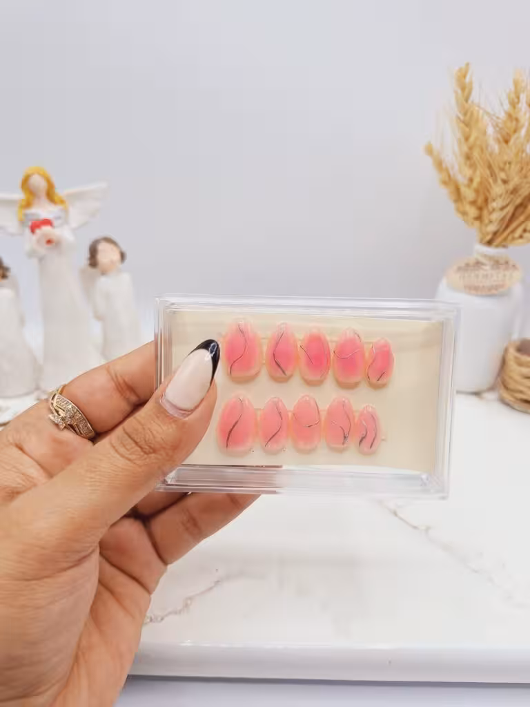 ناخن مصنوعی با مواد کاشت مدل آمبره خطی رنگ صورتی (به همراه پک اختصاصی)