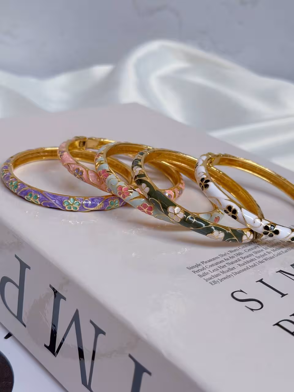 کالکشن بنگل میناکاری1241بنگل میناکاری/ابکاری طلا/کیفیت بالا/واردتی/بازوبسته میشود/مناسب هرسایزمچ میشود/ضدحساسیت/هرگونه بدلیجات از موادشوینده عطر ادکلن استخر عرق اسیدی دور باشند