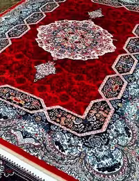 فرش حراجی ارزان هالیدی طرح  700 شانه لاکی 9 متری .