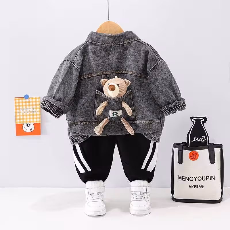 ست سه تیکه وارداتی کیفیت تضمینی مناسب حدود سنی 9 ماه تا 5 سال جنس کت جین اورجینال در دو رنگ آبی و ذغالی بلوز نخ پنبه