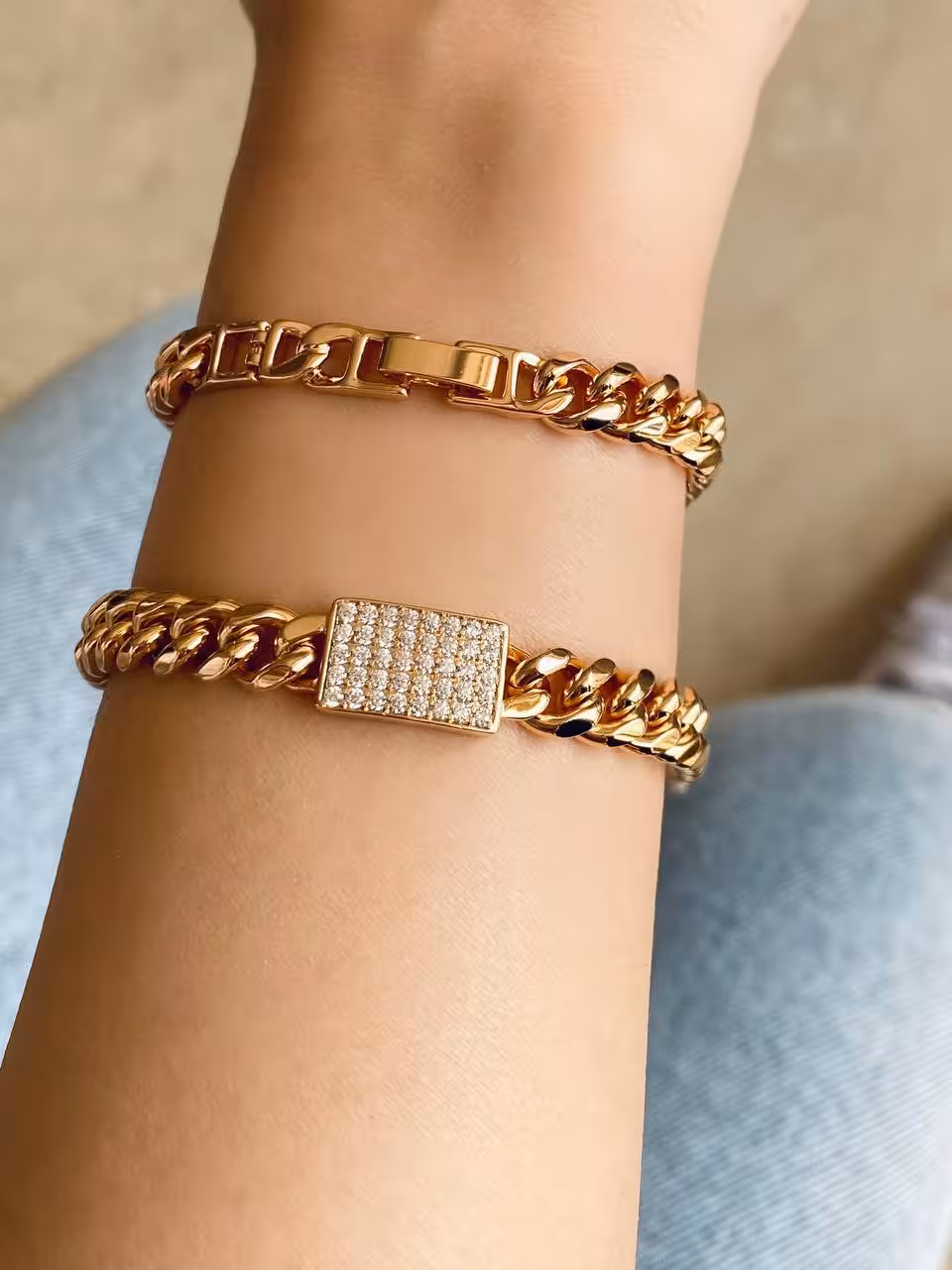 دستبند کارتیه با پلاک مستطیل نگین دار ، برند ژوپینگ