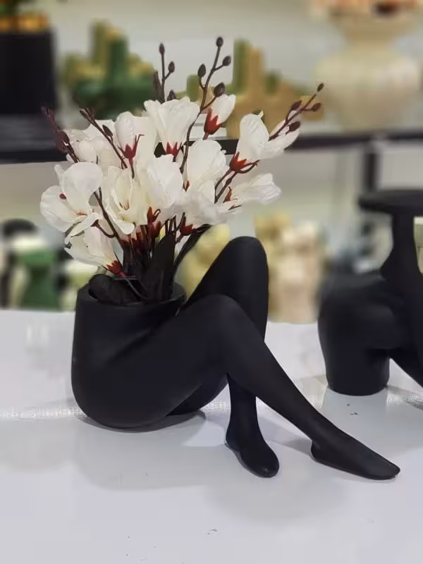 گلدان نشسته طرح پا لیدی پلی استری