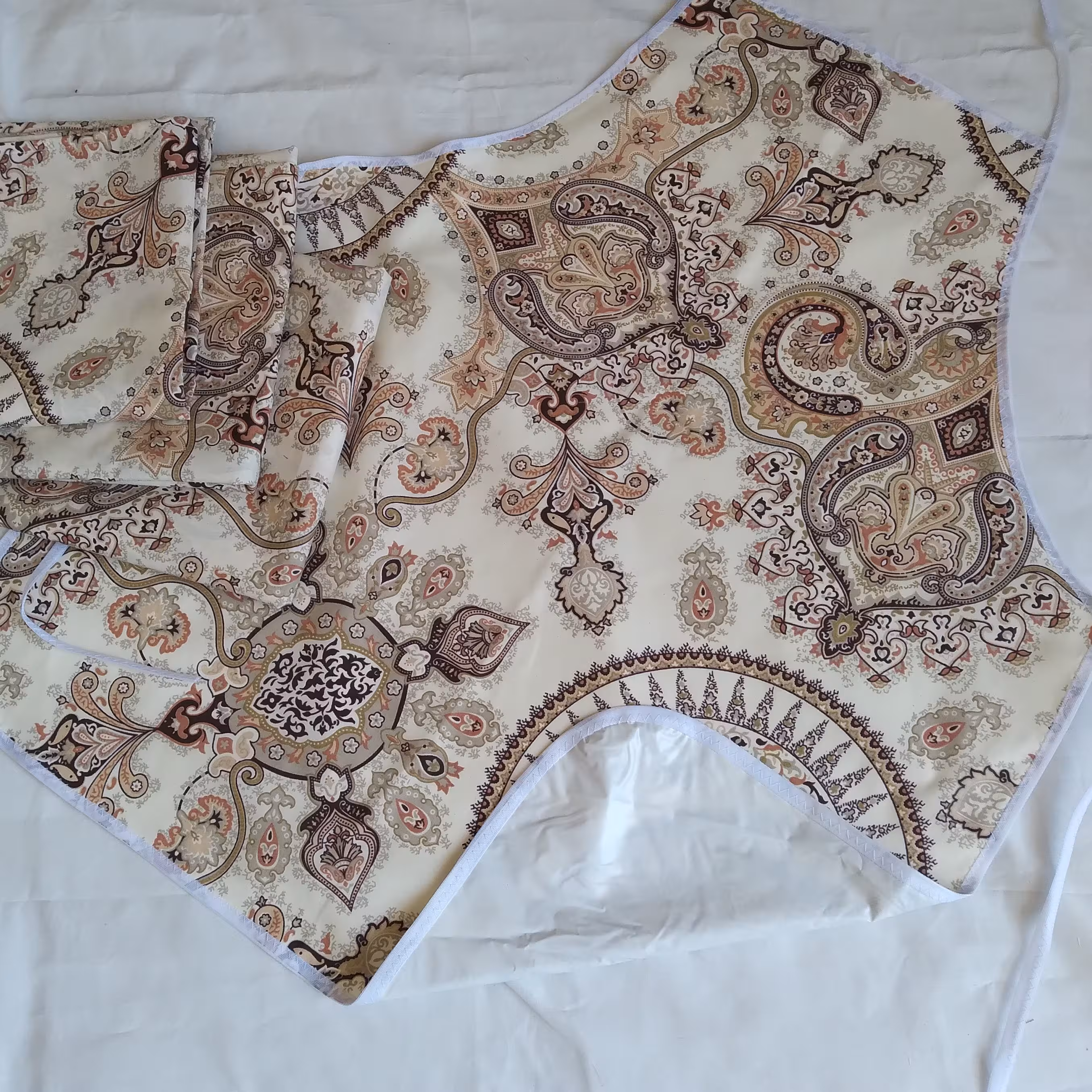 پیش بند قهوه ای