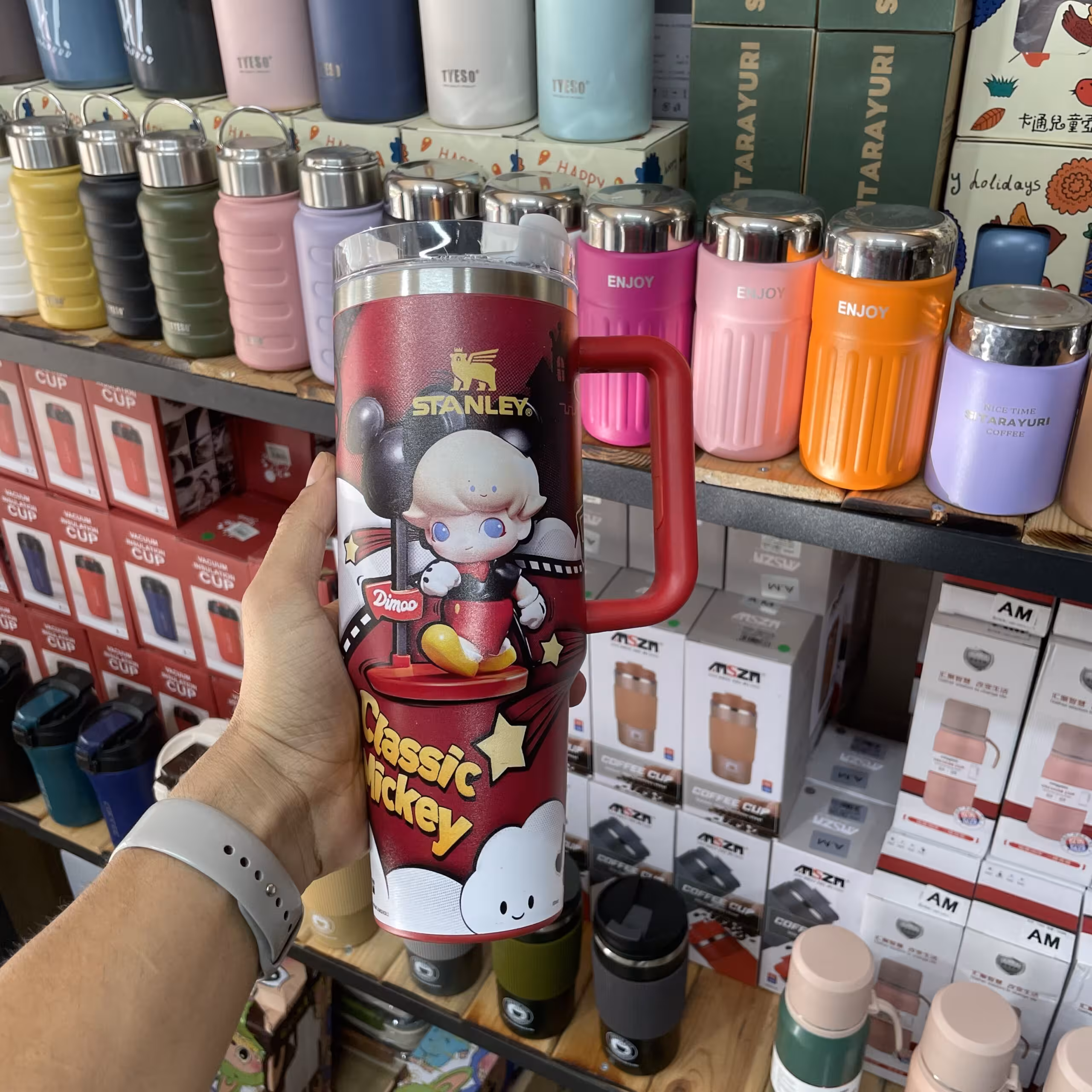 ماگ استنلی طرح Classic Mickey دسته‌دار مدل QUENCHER H2.O Tumbler – رنگ قرمز | ظرفیت 1.18 لیتر