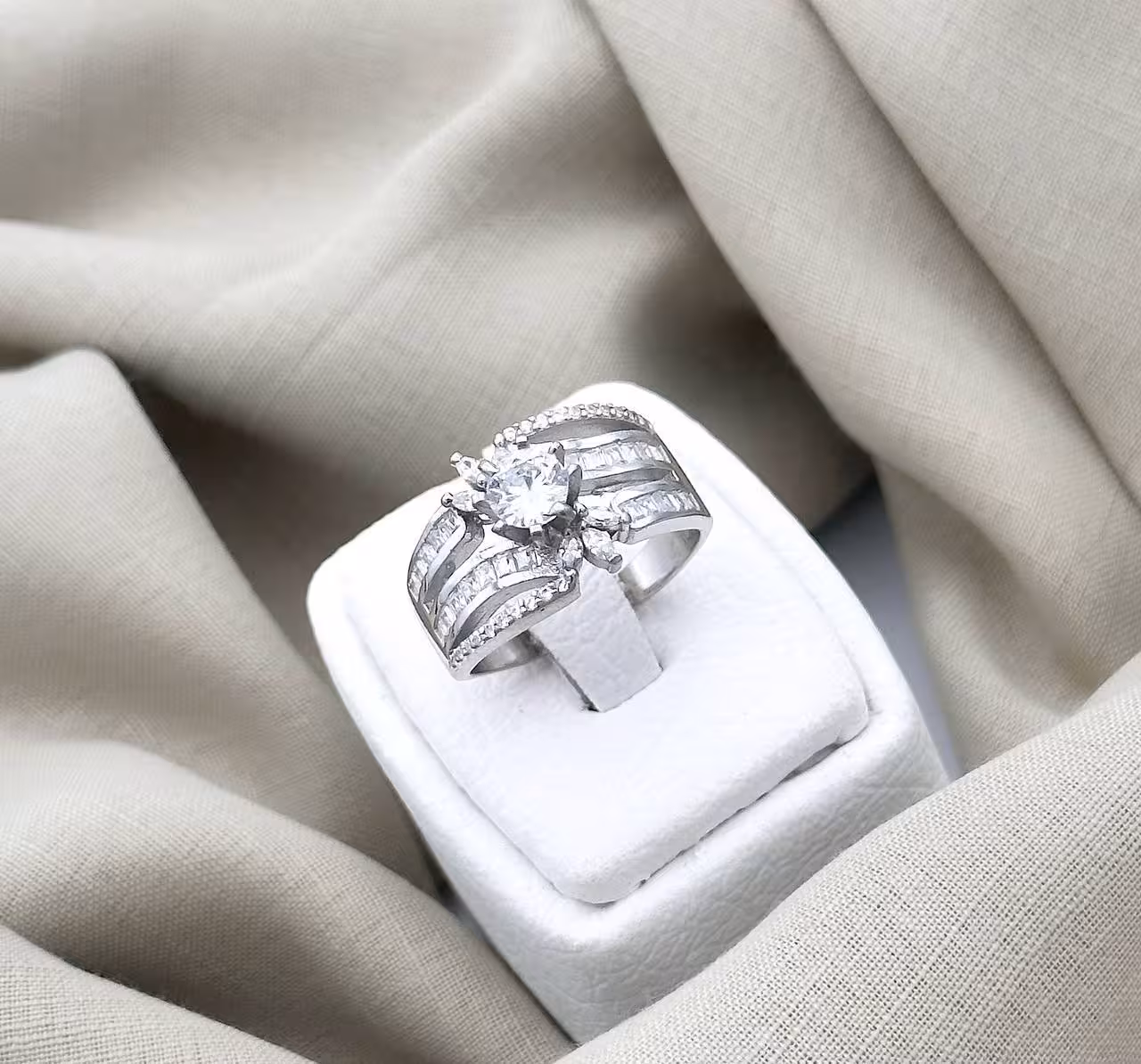 انگشتر جواهری نقره زنانه کد 10544