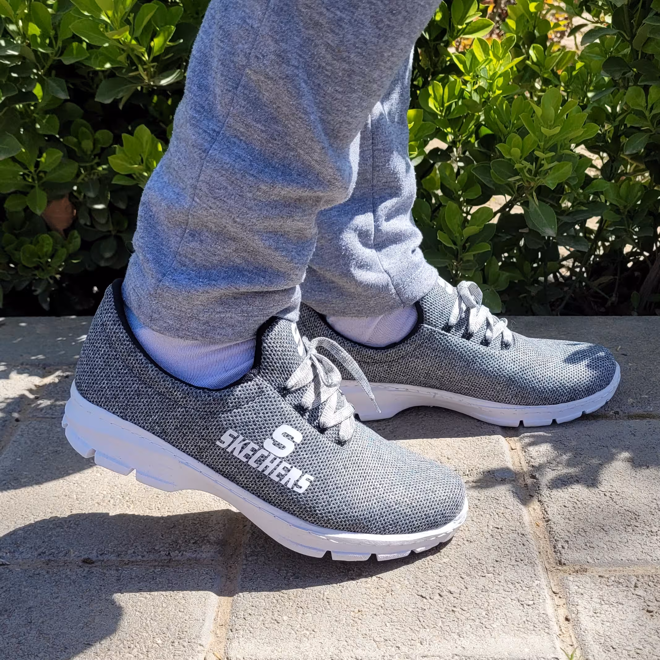 کتونی اسپرت اسکیچرز زنانه و مردانه مناسب فعالیت های روزمره و نورنگ طوسی طرح بند نمایشی از غرفه مشهد کفش با ارسال رایگان