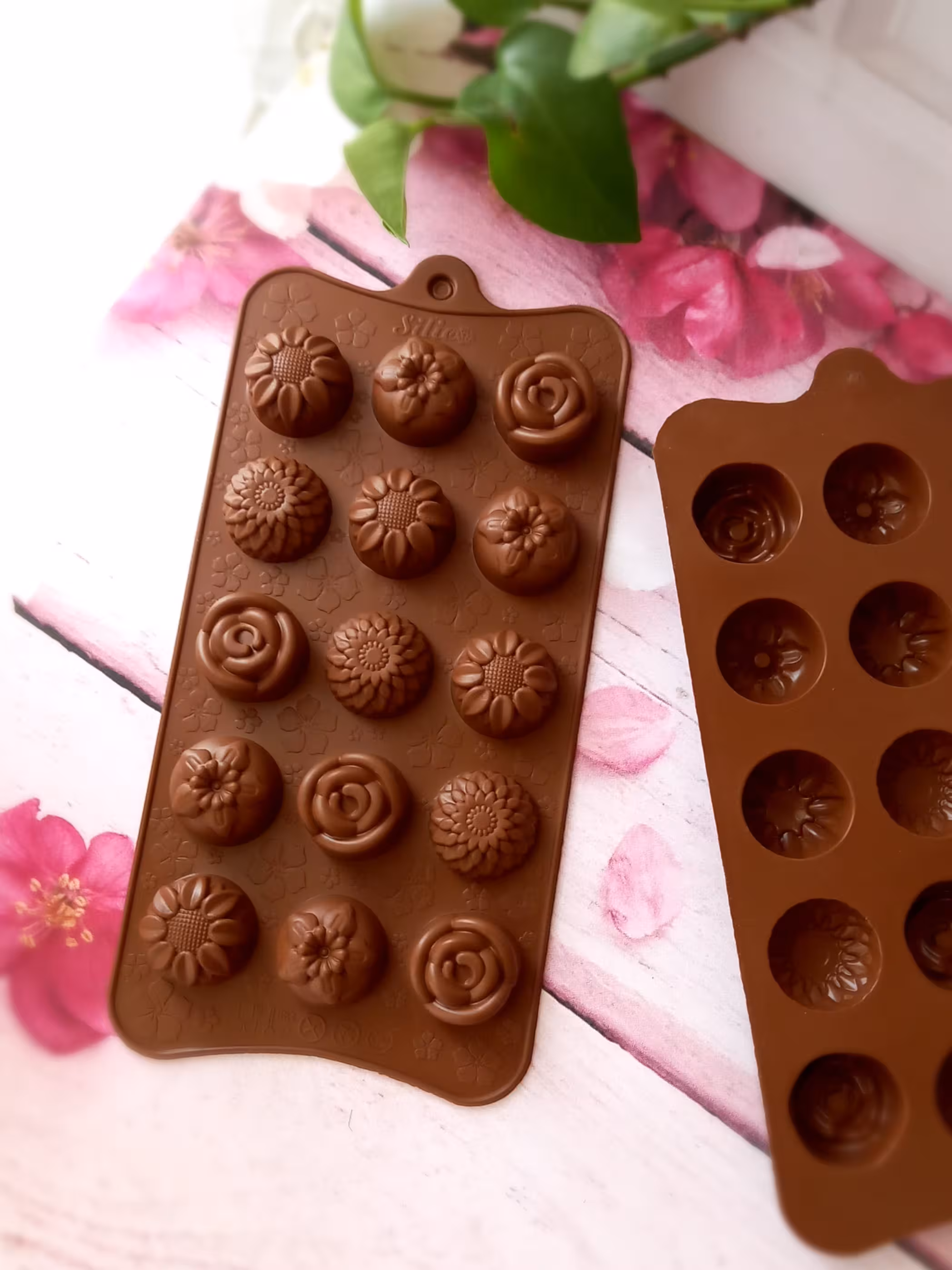 قالب سیلیکونی شکلات طرح گل ناز